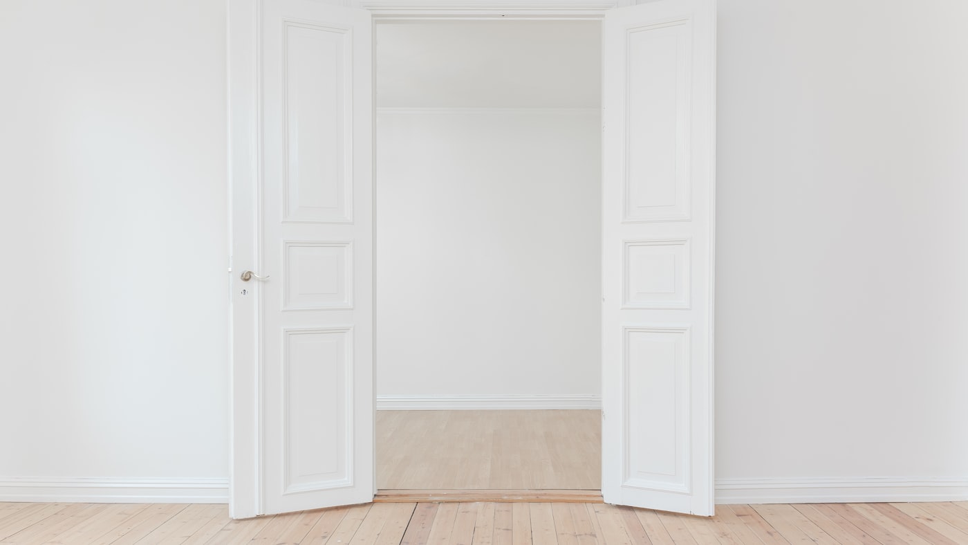 Empty white room with daylight